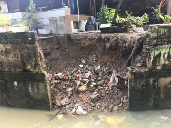 大石块阻排水   市会抢修坍塌防洪沟