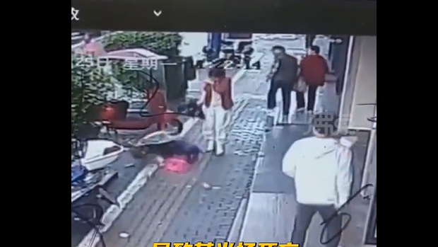 视频 | 外墙崩塌从天而降！50岁妇女活活被砸死