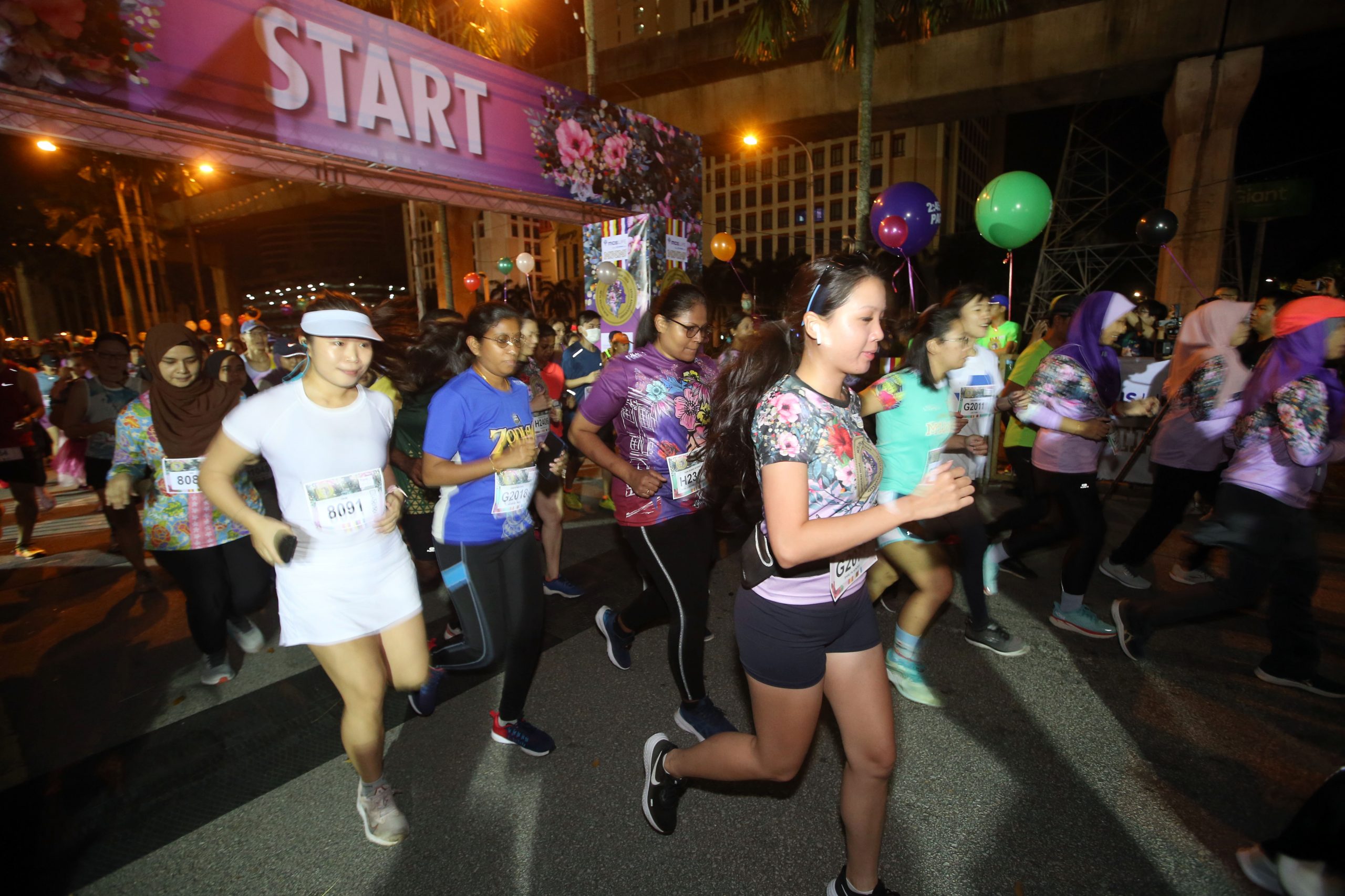 MCIS Life女性马拉松实体赛  千人开跑 场面壮观