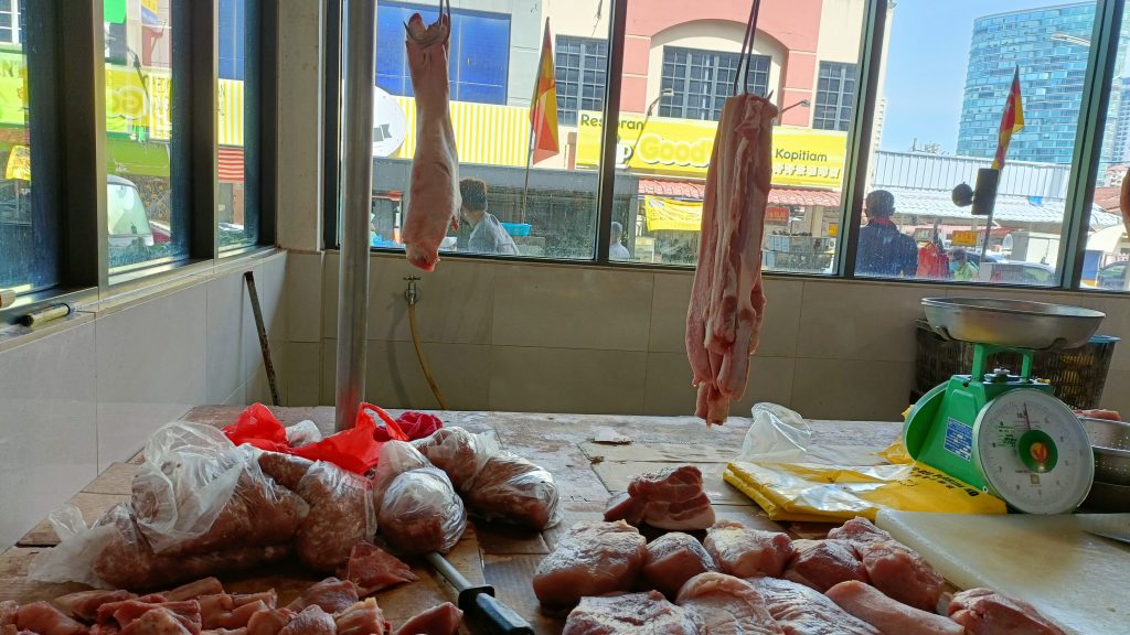 饲料原价升供应短缺  猪肉6度涨价吃不消
