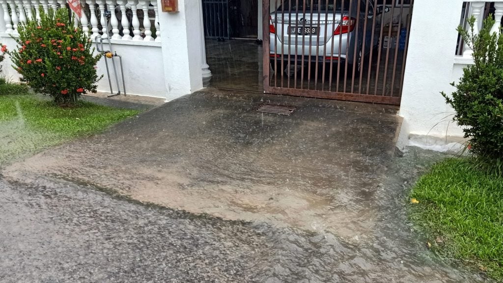庇朥警区排水系统损坏 雨水涌入民宅投诉无门