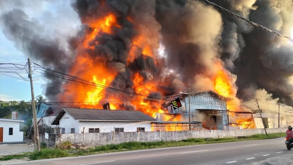 床褥制造厂发生大火 传有消拯员疑遭火光闪击晕倒