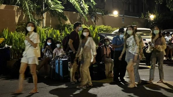 泰国酒店冒浓烟 上百人惊逃 旅客纷退房