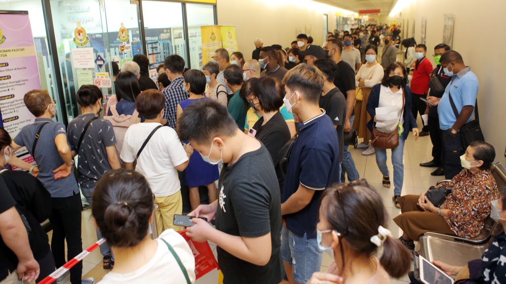 UTC移民局开放登门  三四百人排队更新护照