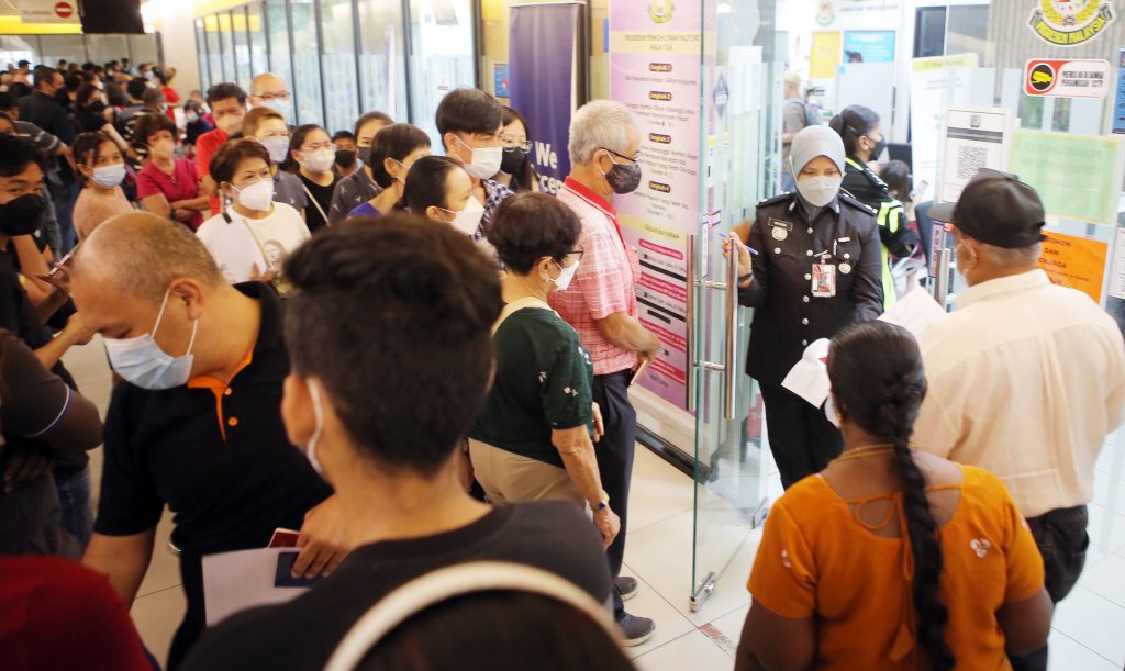 UTC移民局开放登门  三四百人排队更新护照
