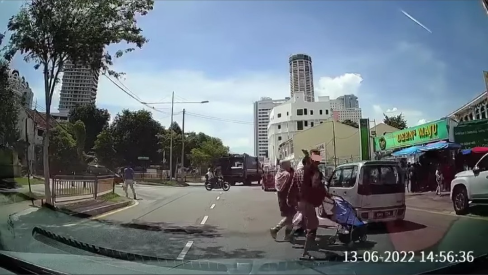 男子没人行横道过马路 手势谴责司机应放慢车速