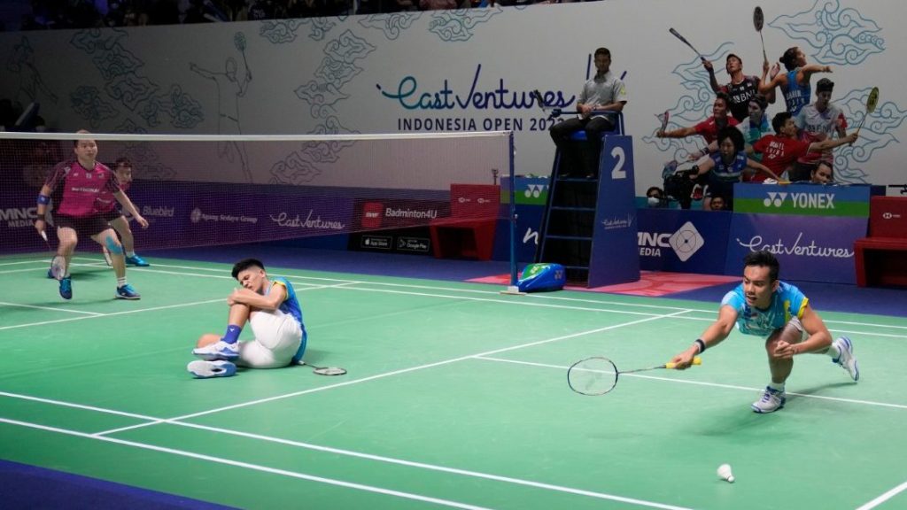 印尼羽球超级1000赛 | 对谢苏决胜局不慎重伤 耶尔米雅坚持完赛触动人心