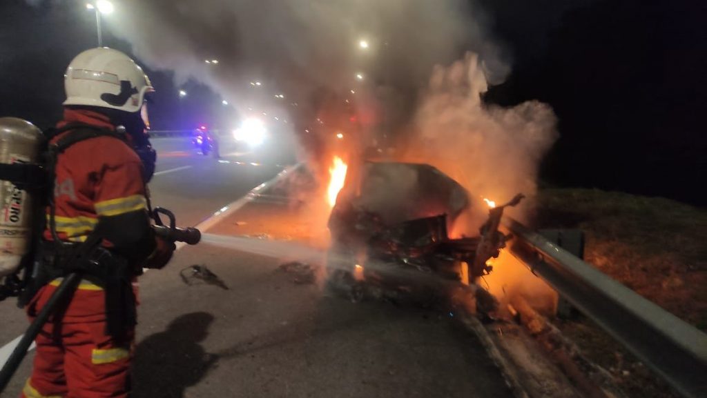 行驶中猛撞罗里尾部 轿车翻覆起火烧成废铁