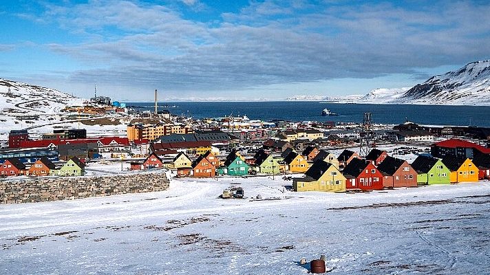Warming climate upends Arctic mining town