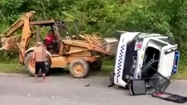 视频 | 男子疑不满被开罚单 怒驾铲泥机铲翻JPJ轿车