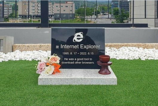 象征一个时代终结，工程师替IE浏览器树立墓碑爆红。 （图/法新社）(photo:SinChew)