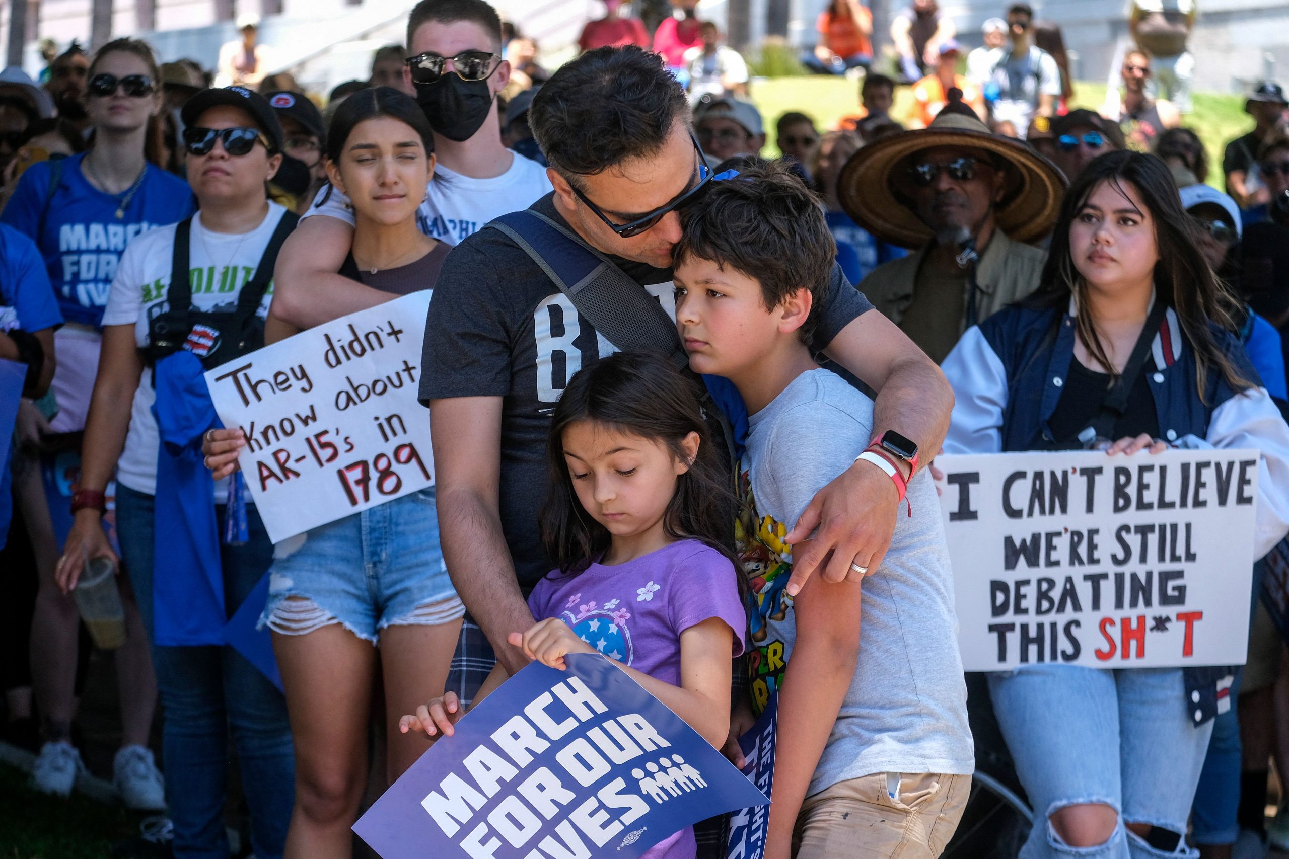 “保护孩子而不是枪支！” 全美多地示威吁立法管制枪械