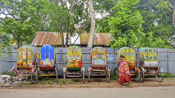 花花绿绿的人力三轮车，让人想起绚丽多彩的巴基斯坦大蓬卡车（孟加拉的前身，正是东巴基斯坦）。(photo:SinChew)