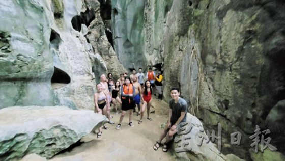 燕子洞穴里是一个几十米高的山洞，壮观的岩层，阳光从上方的缝隙穿入，别有洞天的感觉。(photo:SinChew)