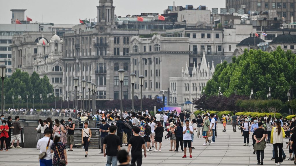 上海解封 民众上街欢呼    外滩涌现人潮车龙