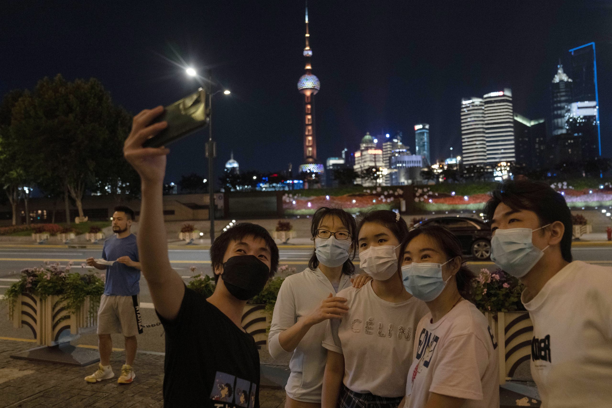 上海解封 零时以后：市民在街头举杯、相拥 放烟花