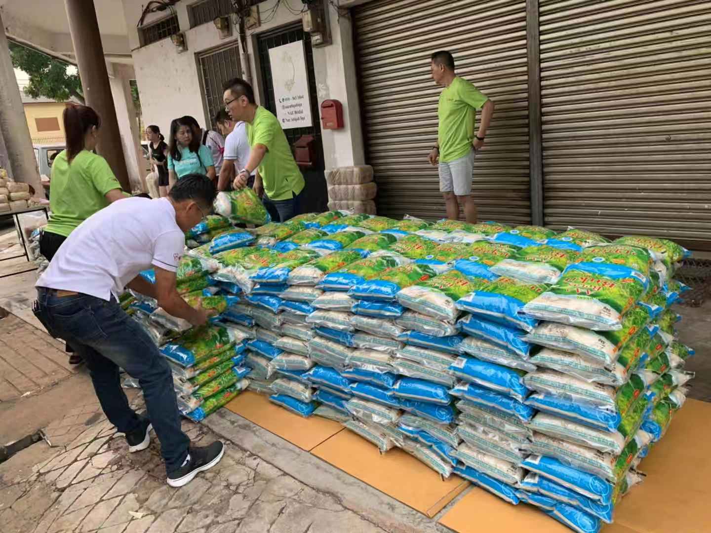 东：关丹慈善一条心发动筹募白米干粮，为乐龄人士派米活动准备。