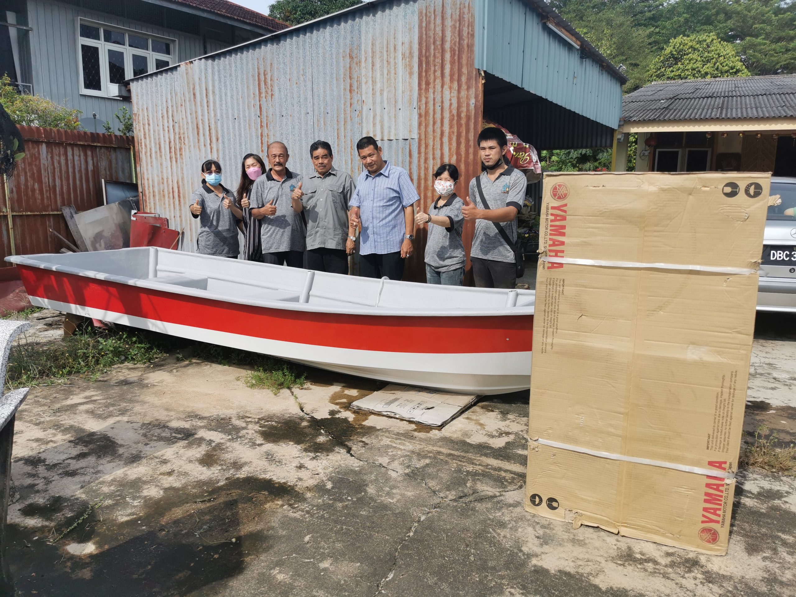 东：吉兰丹州政府移交一艘船给予哥市唐人坡新村发展及治安委员会（JPKK），作为水灾用途。