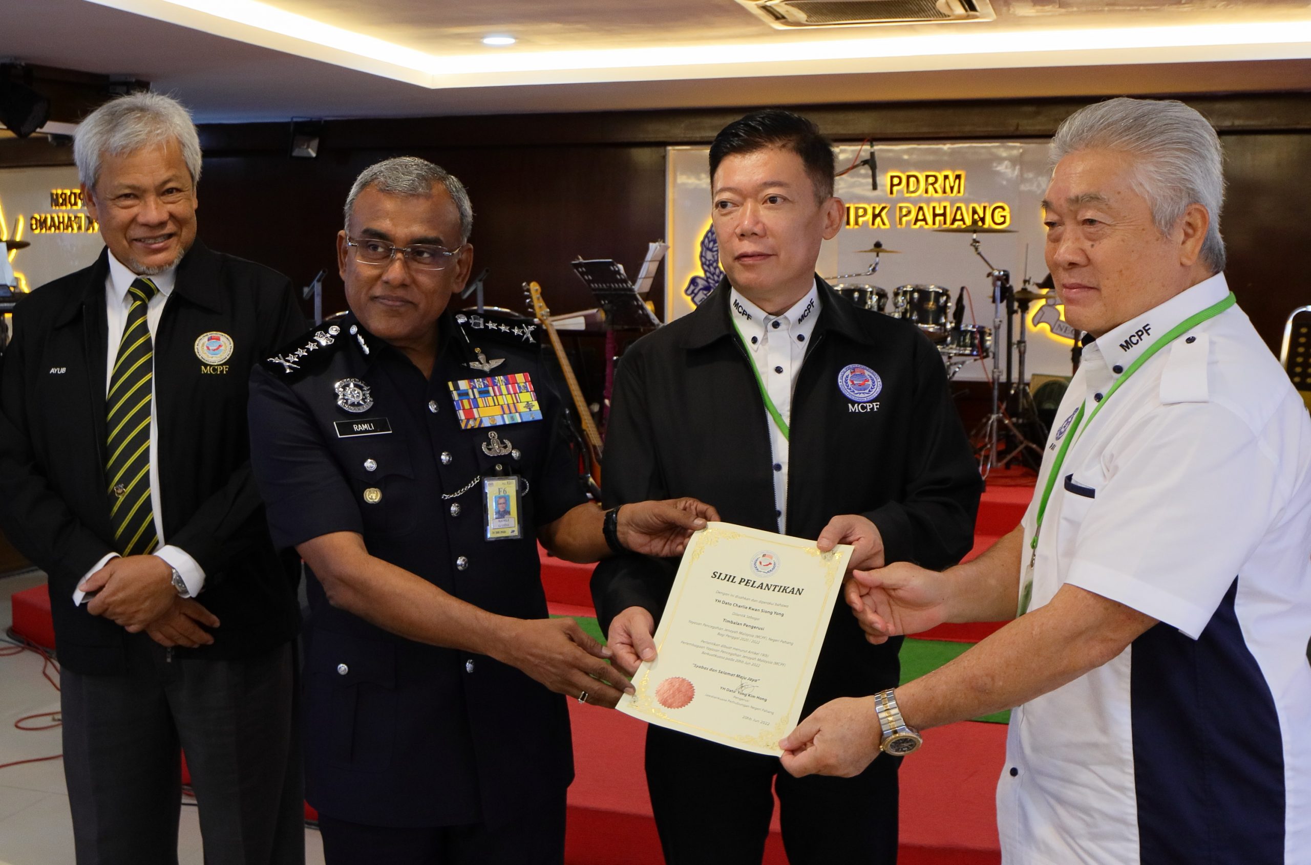 东：彭州警方活动，颁发马来西亚防范罪案基金会彭亨州分会执委委任状