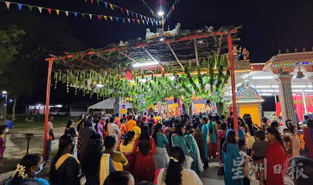 东：文德甲斯理马哈卡里安曼印度庙，一连两天主办庆祝神诞庙会，获得数千信徒和民众踊跃到来参与。