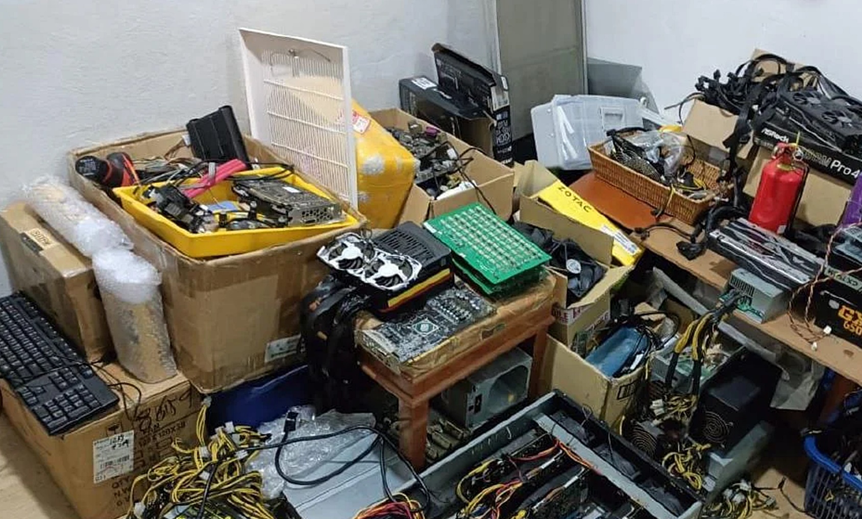 东：电脑技术员在住家偷电进行非法比特币挖矿活动被捕