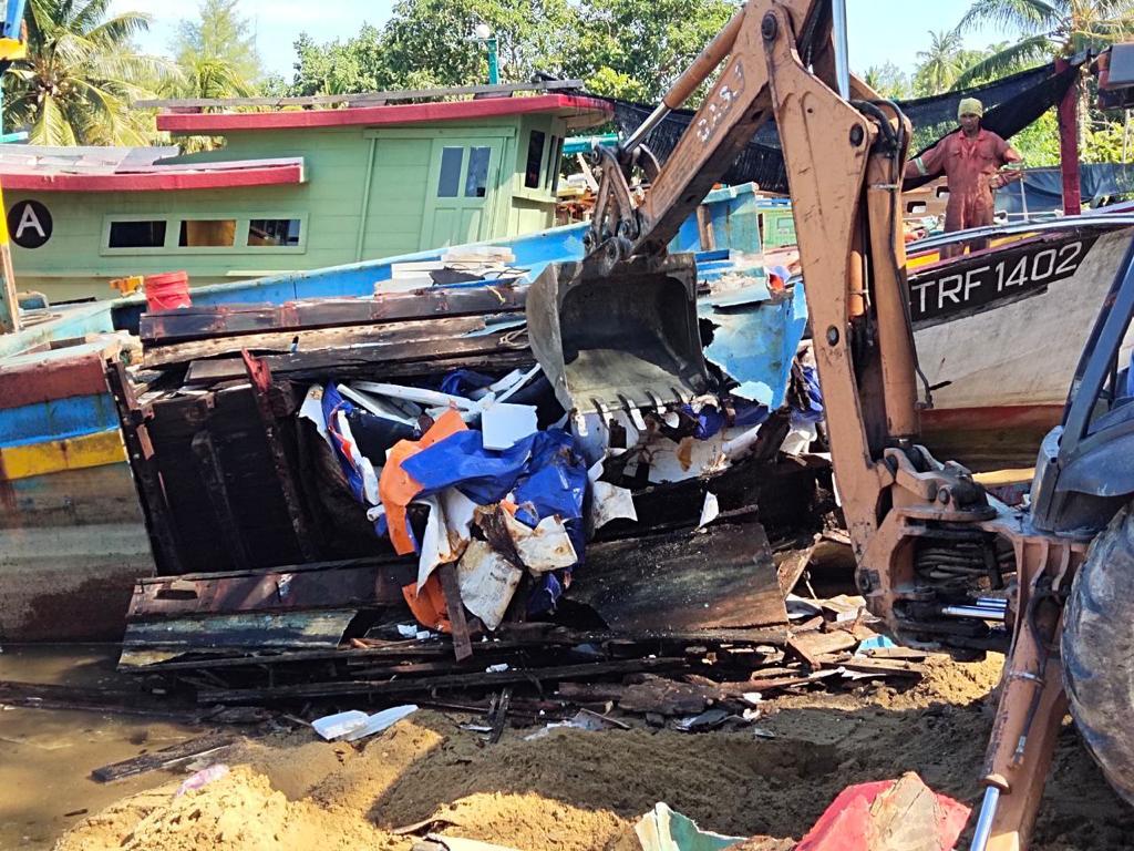 东：销毁越南渔船