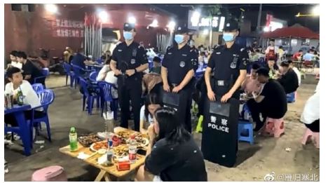 中警巡逻烧烤店　 洛阳民警:“打赢坐牢、打输住院”
