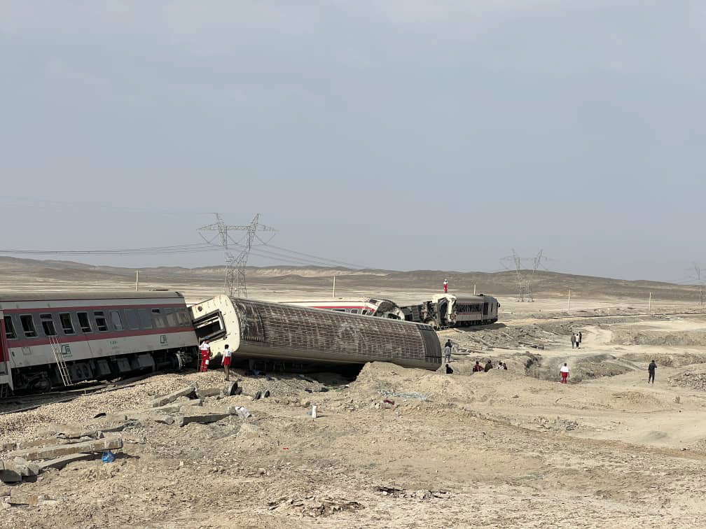 伊朗列车撞挖掘机脱轨 至少17死12重伤