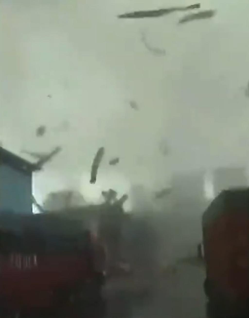佛山南海出现弱龙卷风 24间厂房铁皮屋顶受损