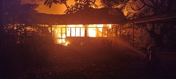 供FB／大火烧毁3木屋，住户患病住院 逃过一劫