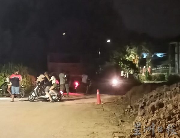 供FB／罗里停放住宅区 2少年骑摩托撞上受伤，安全隐忧再掀热议