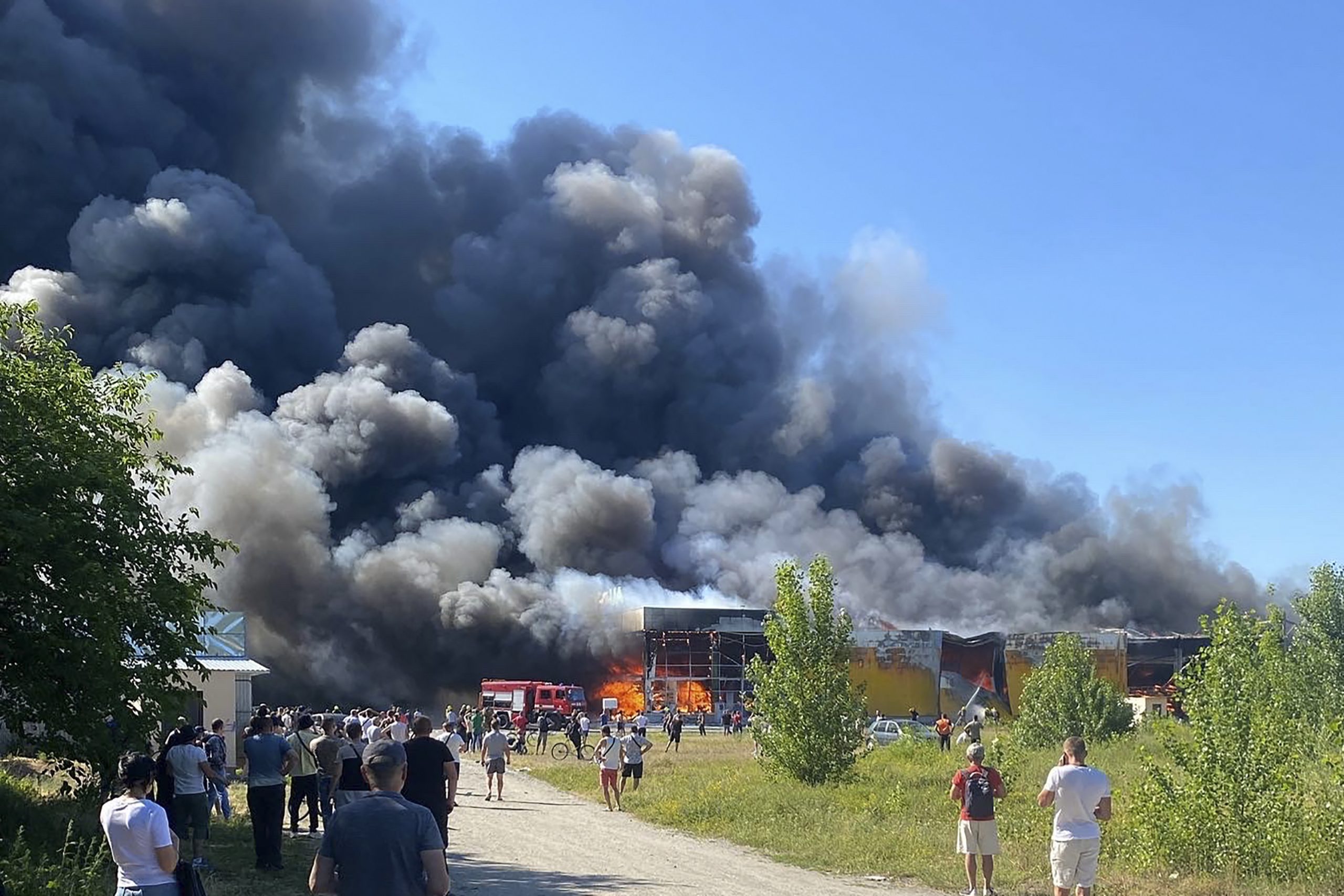 俄袭乌克兰商场16死59伤  G7称构成战争罪