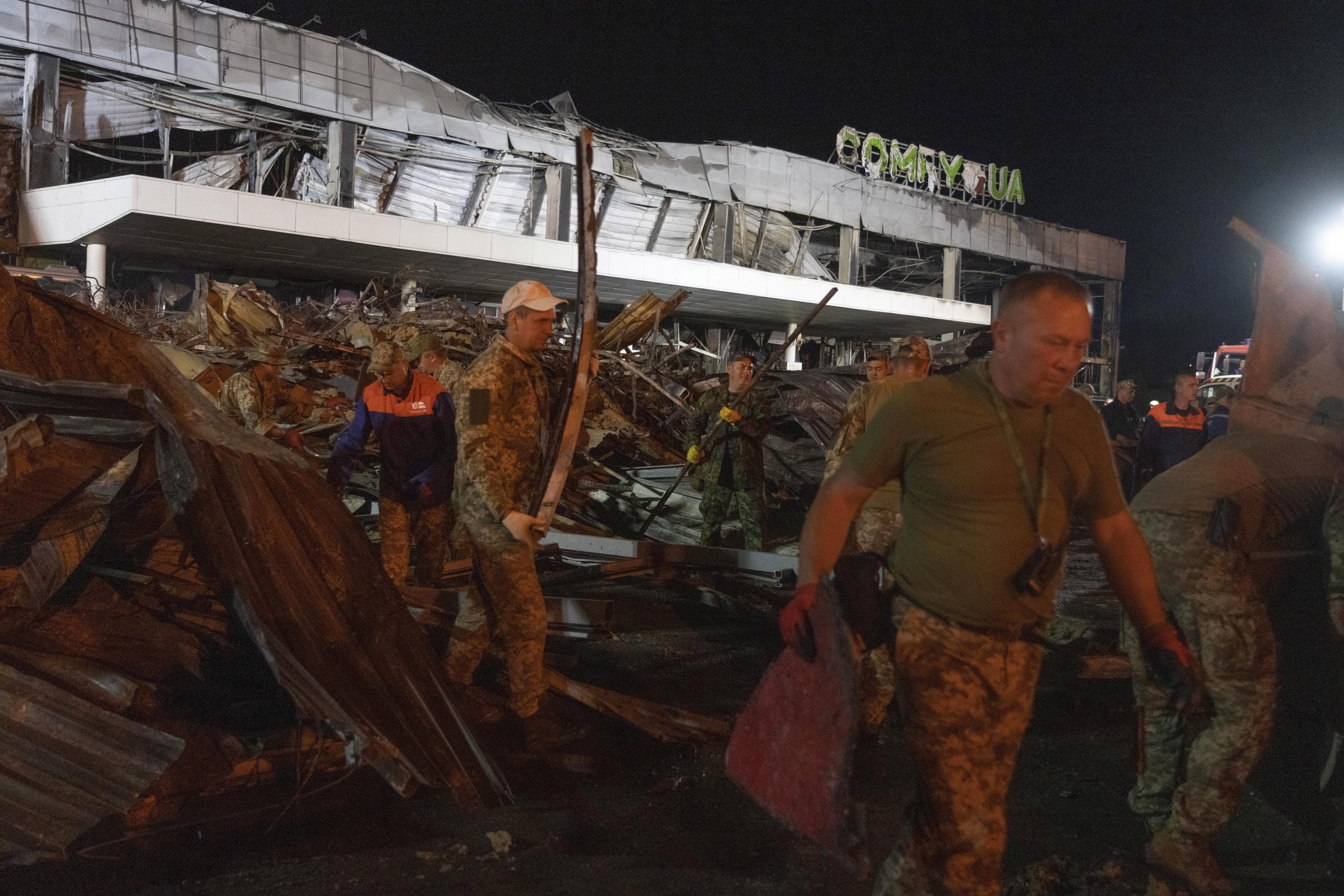 俄袭乌克兰商场16死59伤  G7称构成战争罪