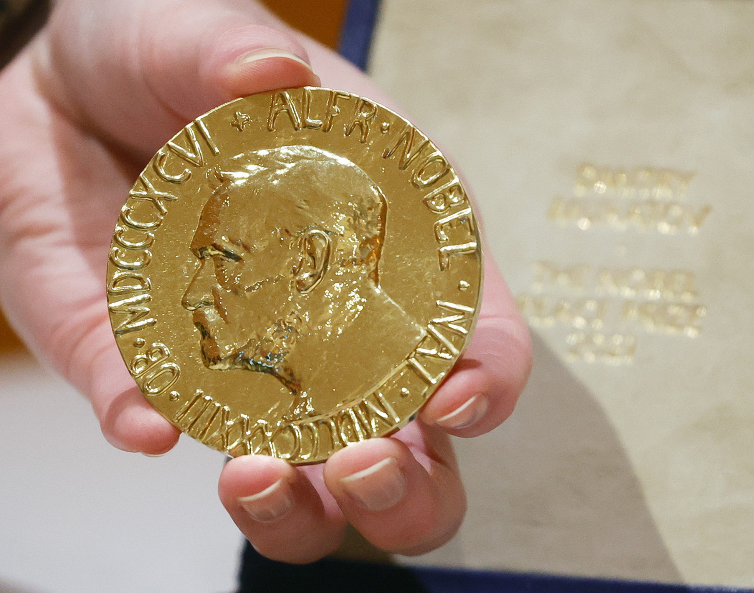  俄诺贝尔和平奖得主奖章拍得逾1亿美元 全捐出助乌克兰儿童