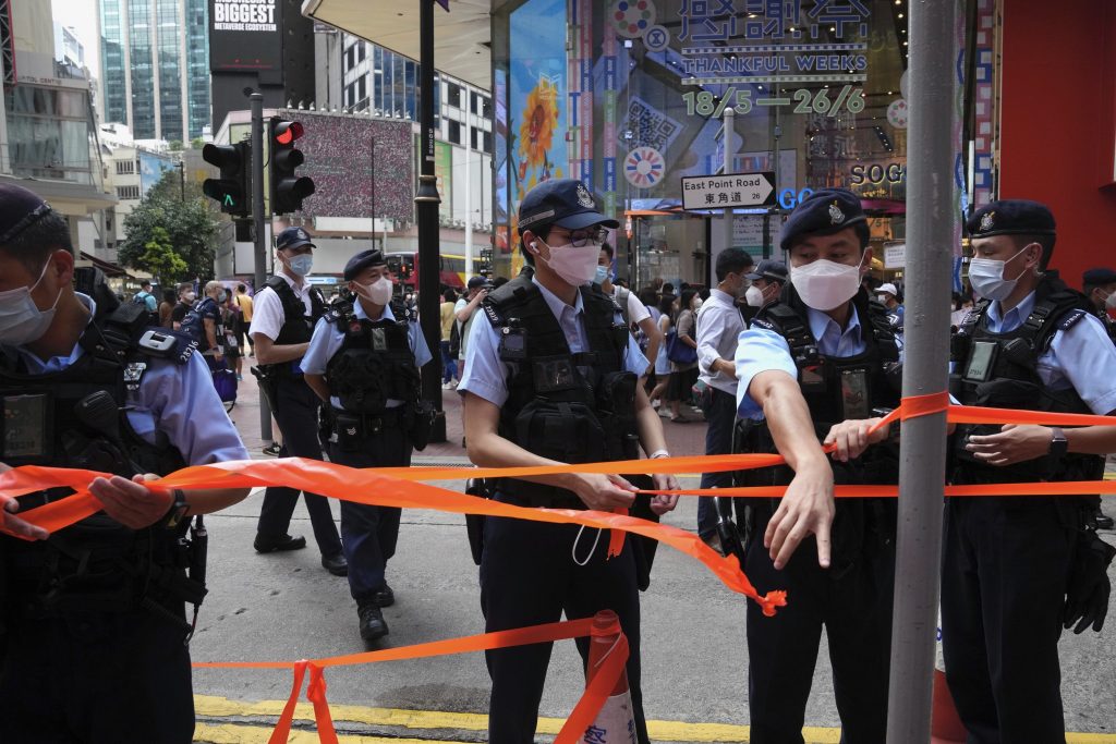半封闭维园防非法集会  香港出动近万警员戒备