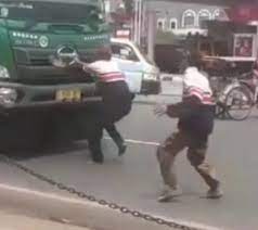 印尼少年模仿抖音危险挑战 肉身挡车遭当场辗毙 