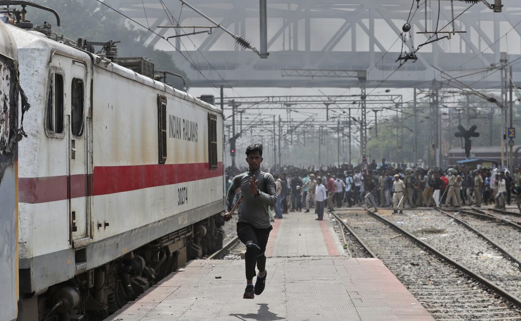 印度暴力冲突1死15伤 抗议者不满征兵改革烧毁火车