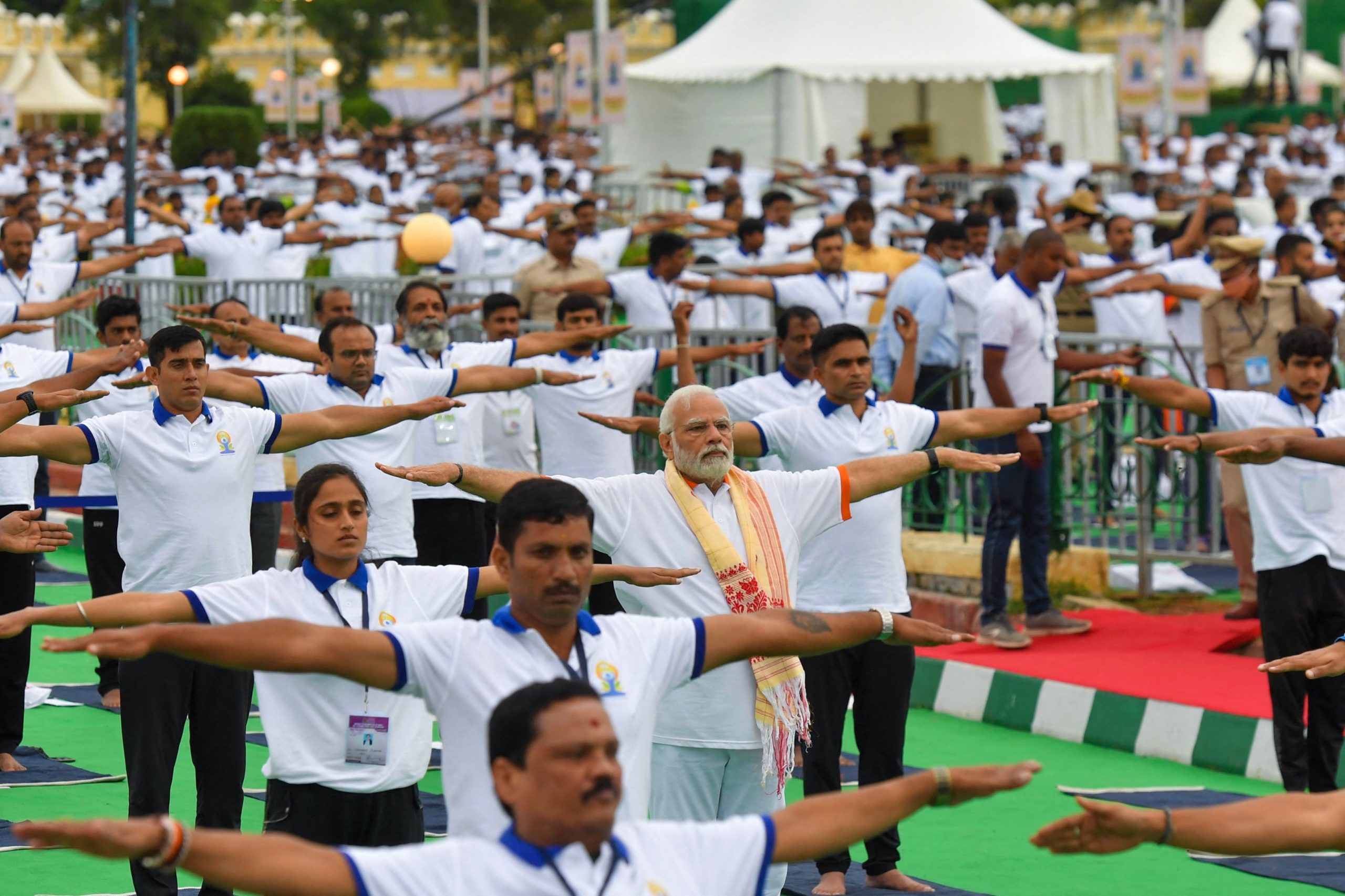 国际瑜珈日 印度总理莫迪率万人做瑜珈