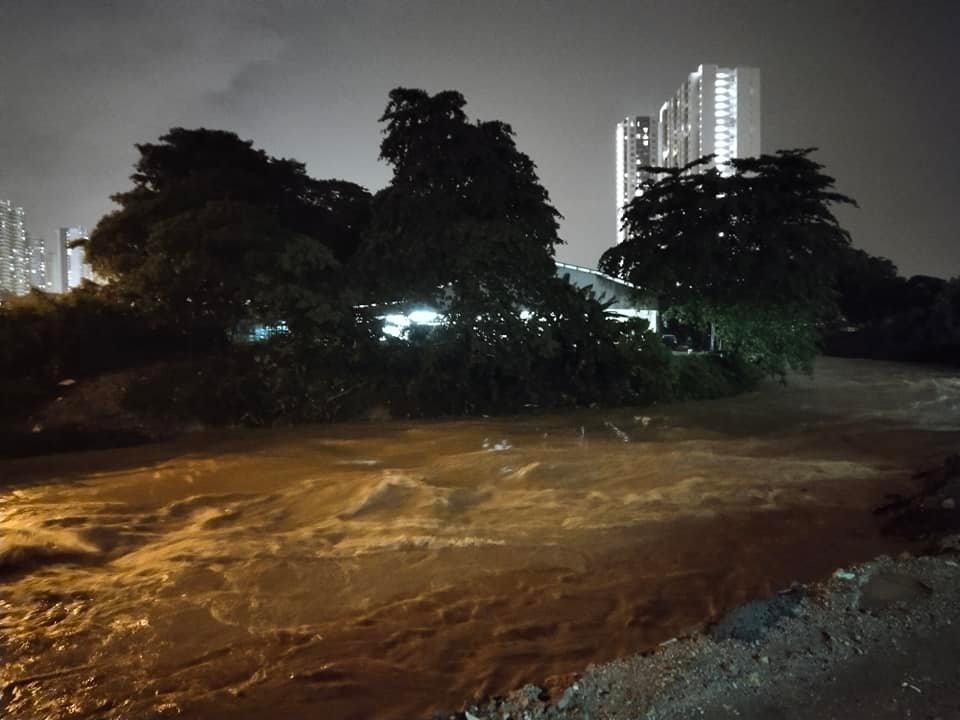 大都会-18日晚上沙亚南大道部分路段淹水