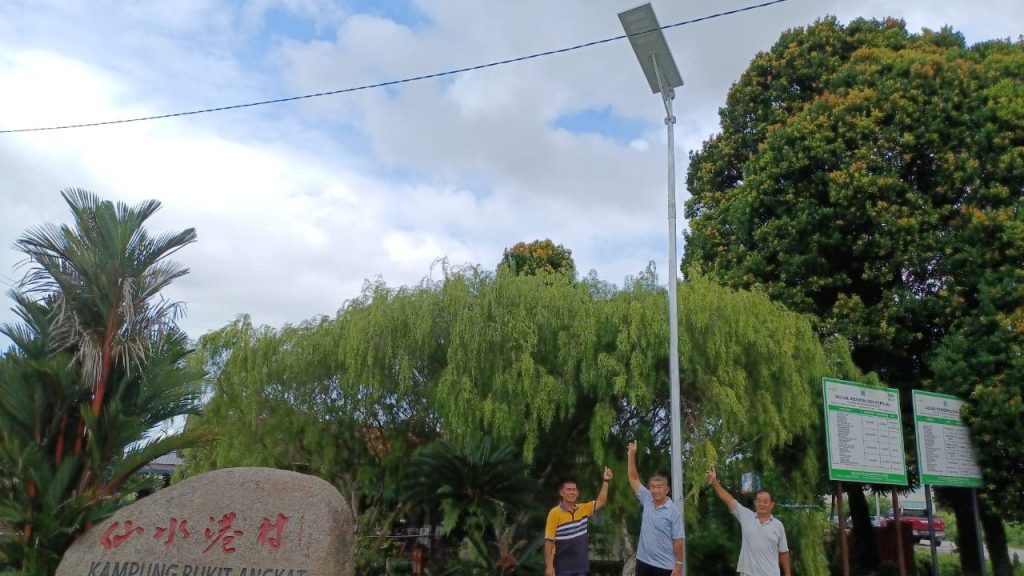 村委会申请拨款 仙水港村第3路 有路灯了