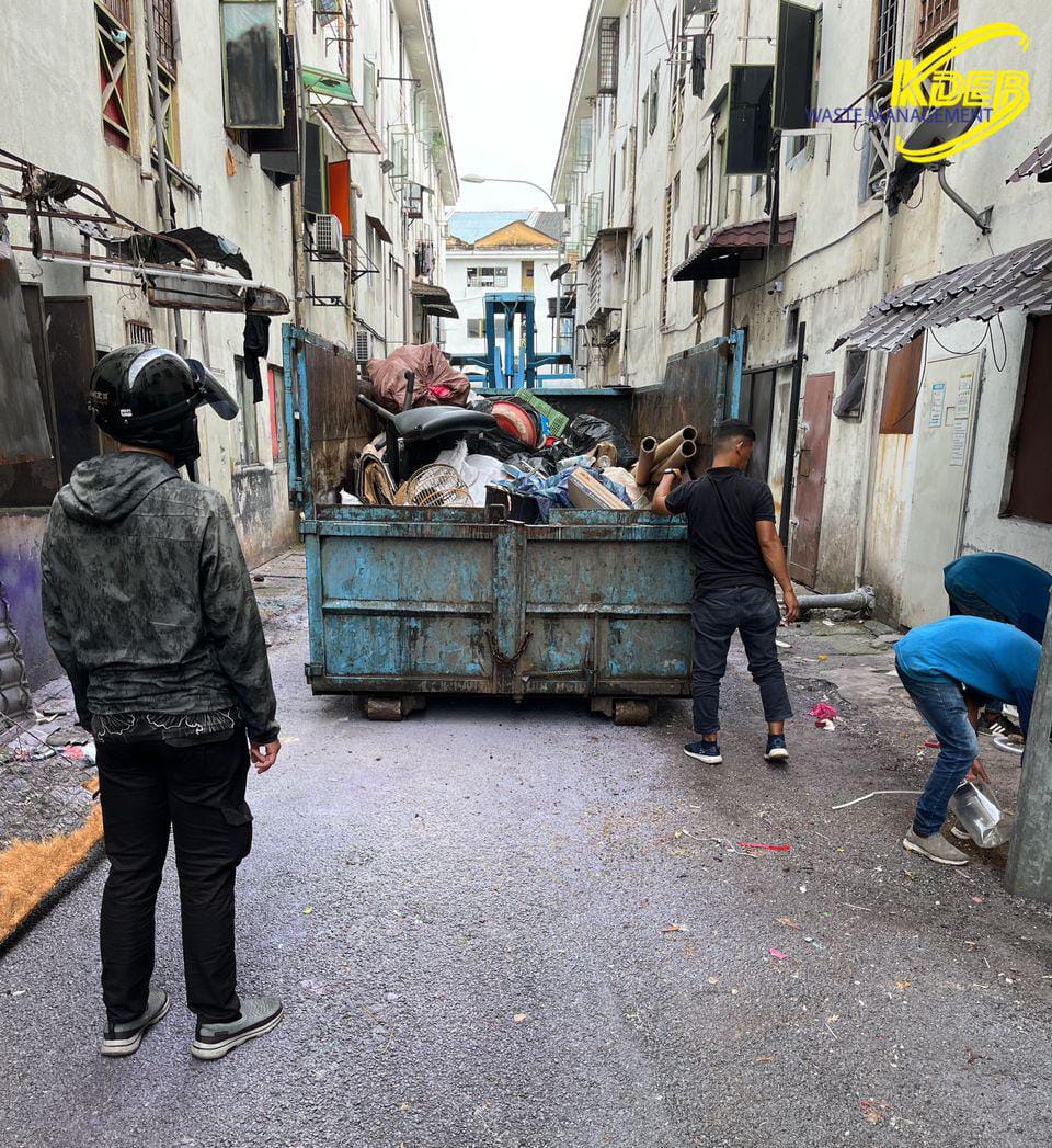 大都会/垃圾承包商被终止服务，垃圾收取工作出了乱子