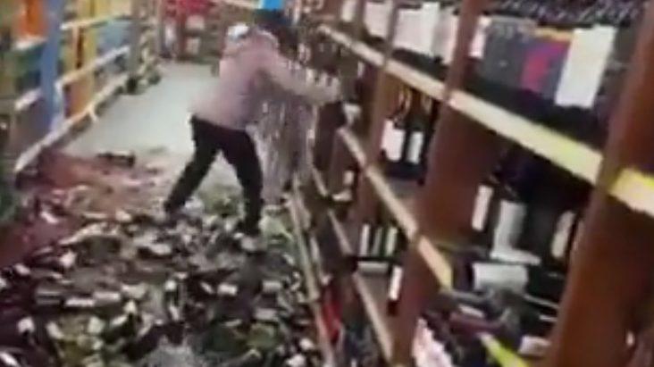 女子超市上班突被炒 火遮眼怒砸百瓶红酒