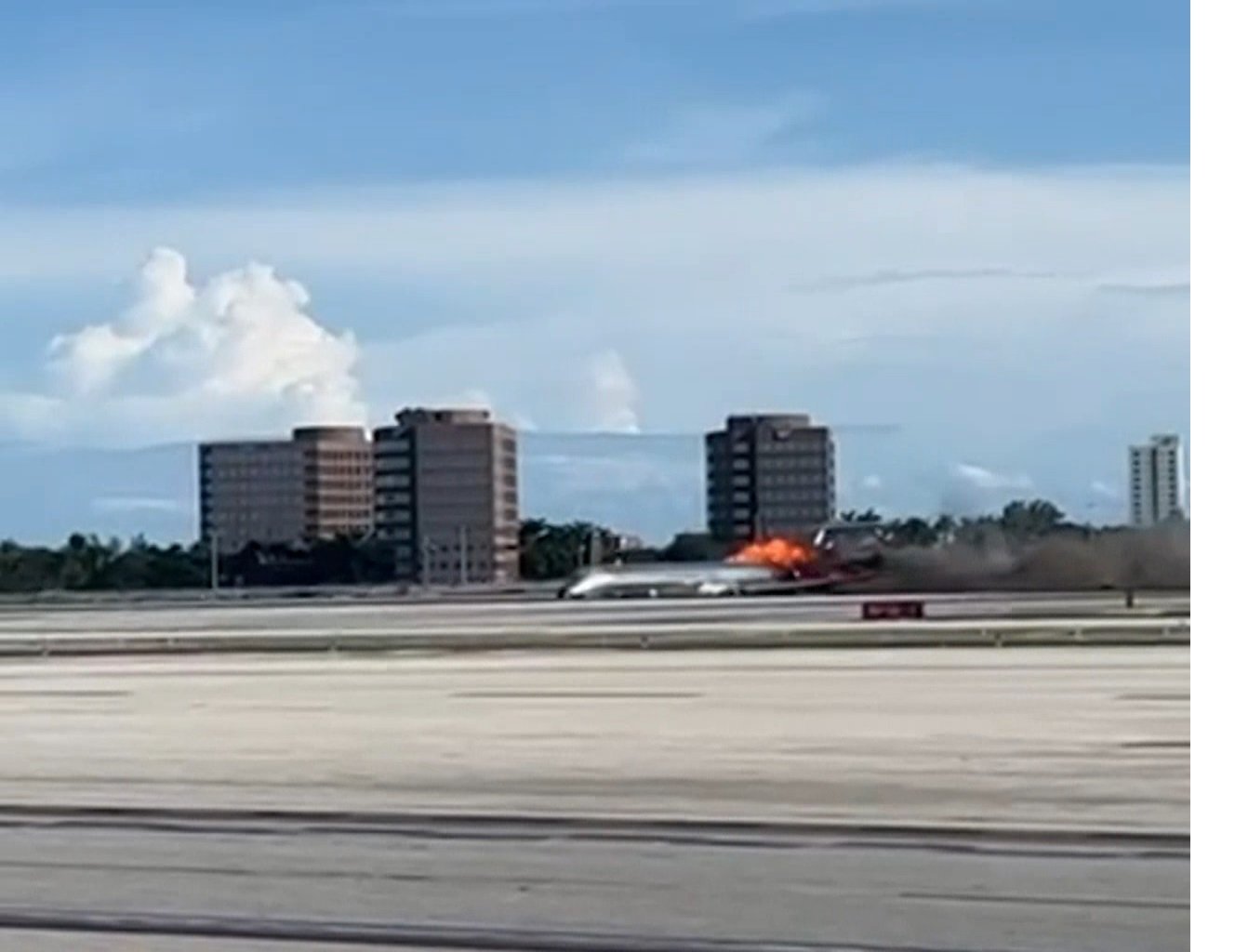 客机在美国迈阿密腹部著地迫降起火　3人受伤 