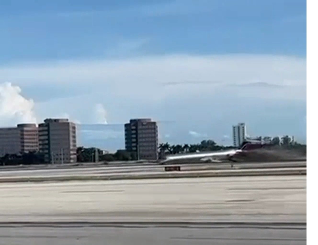 客机在美国迈阿密腹部著地迫降起火　3人受伤 