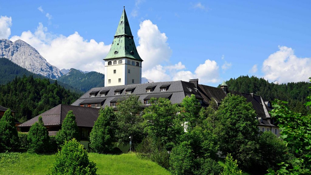 峰会在阿尔卑斯山中举行     童话风会场有著黑暗的过去