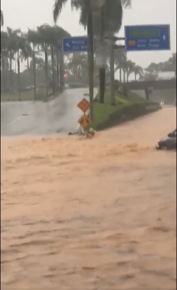 数小时豪雨成灾，巴西古当长春山庄出口处车困水中