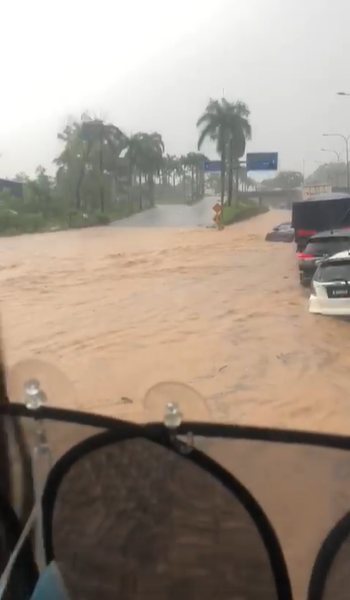 数小时豪雨成灾，巴西古当长春山庄出口处车困水中