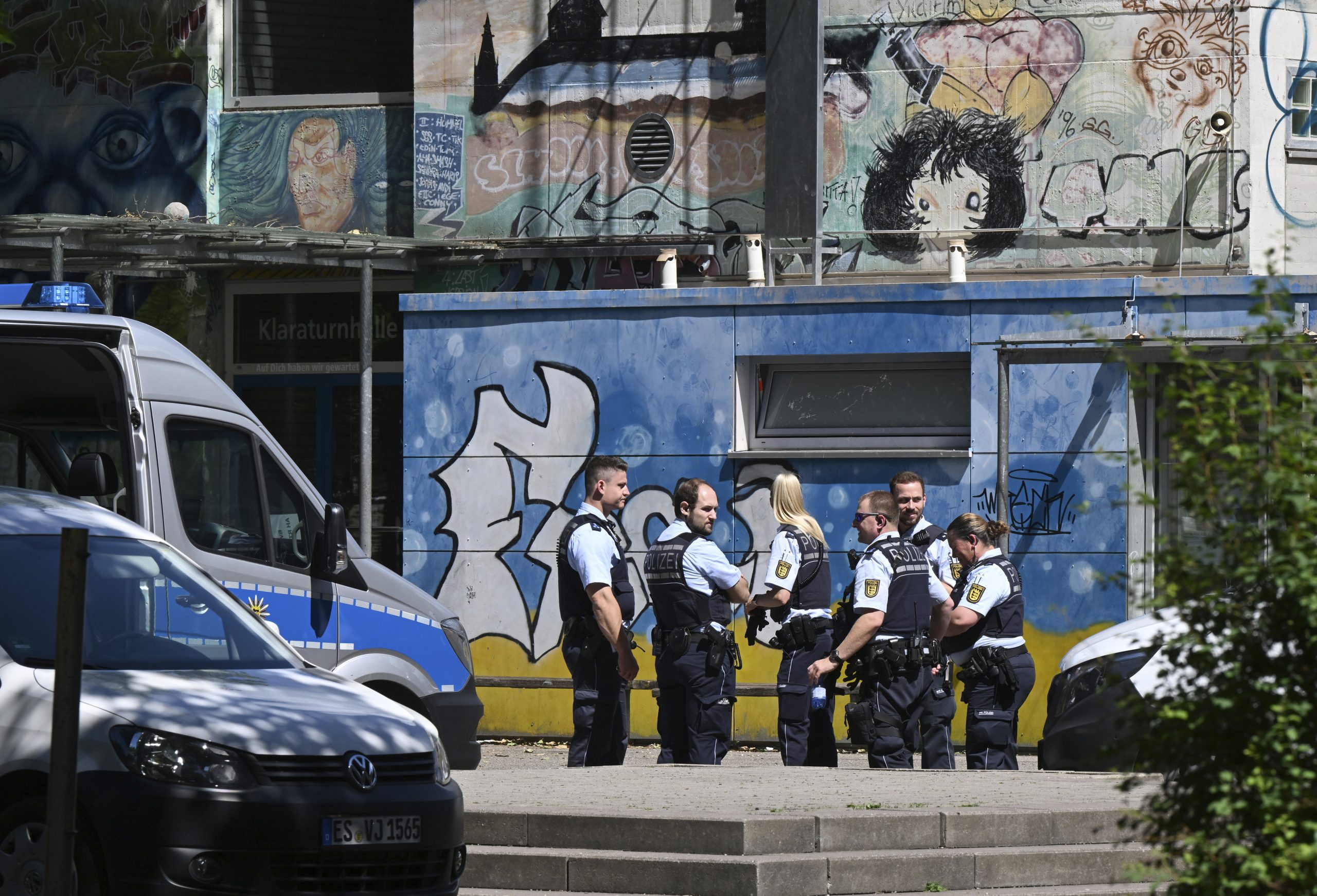 德国小学门口男子持刀伤人 妇女女童重伤 警方追查凶嫌