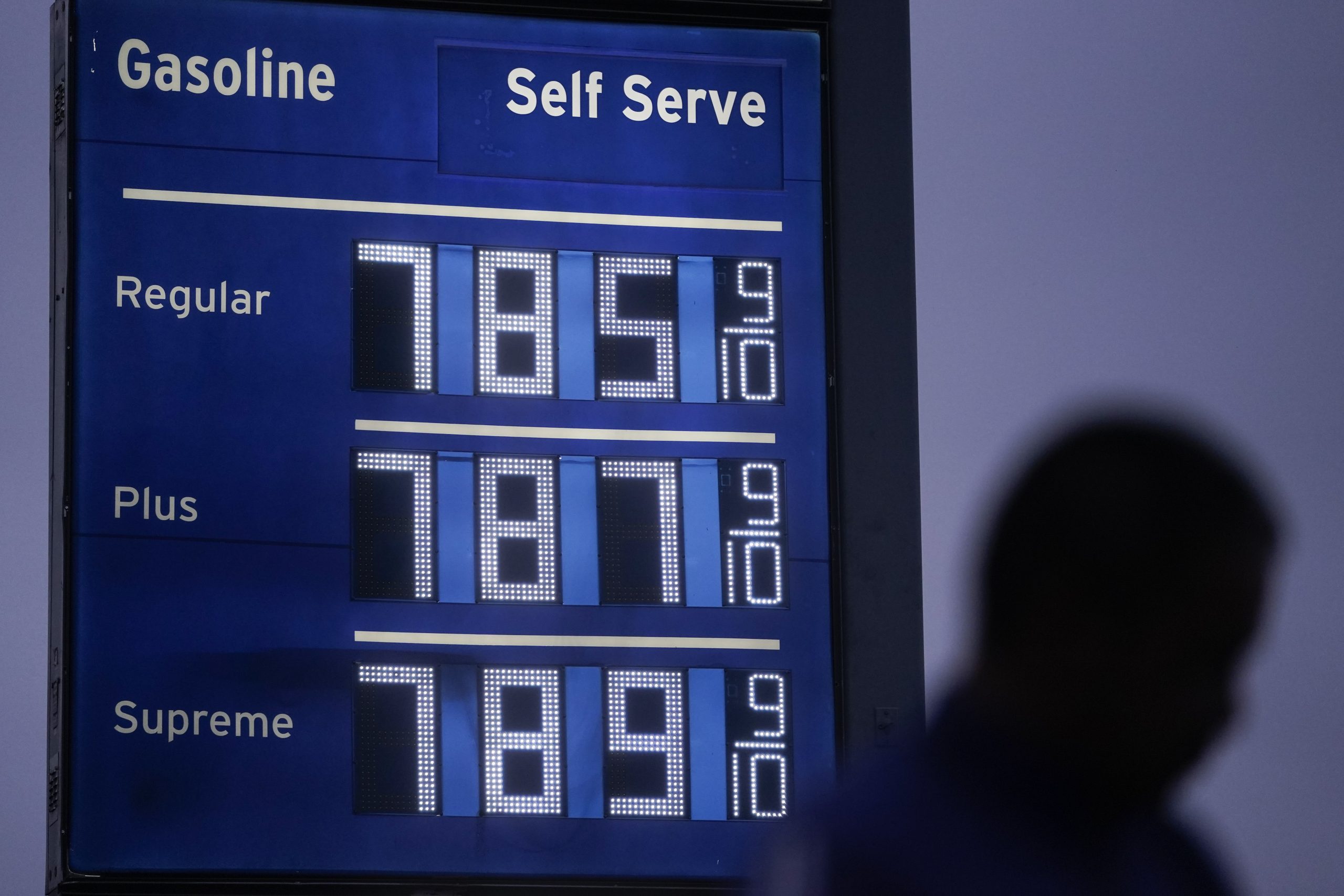 拜登周三要求国会暂停征收联邦汽油税3个月