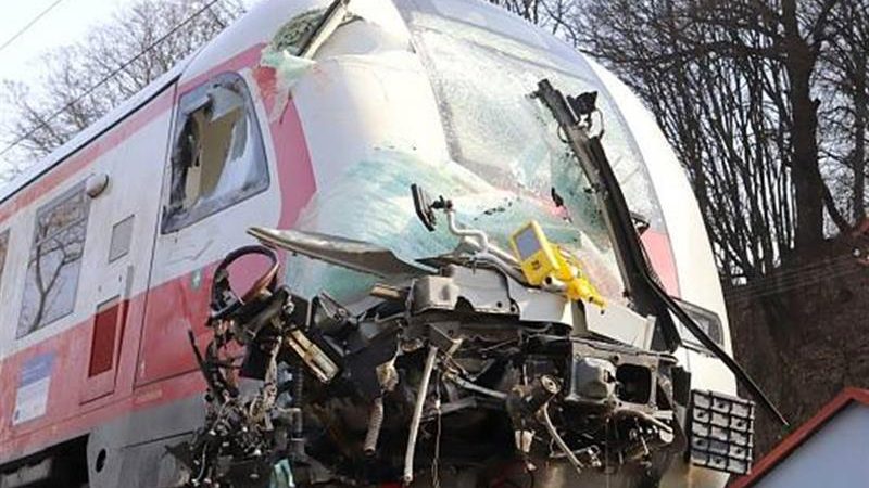 斯洛伐克铁道事故 火车头撞列车74人受伤